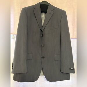 Hugo Boss Men’s Suit (Brand New, size: 36S)